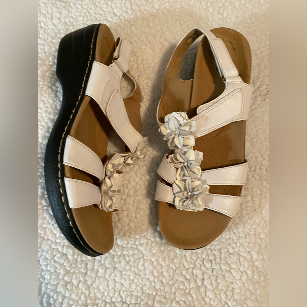 Clarks Women’s  White Floral Sandals size 11 - Picture 8 of 8